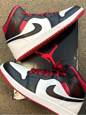 Jordan 1 Mid Gym Red Black Toe
